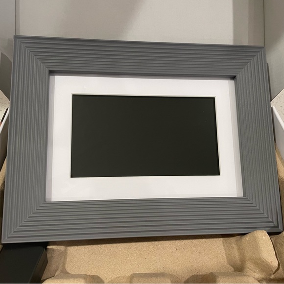 New in box - 7" Hi-Res Digital Picture Frame - Picture 4 of 5
